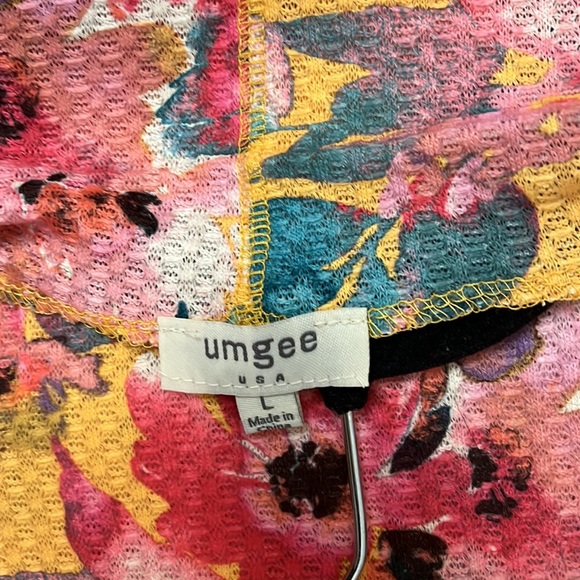 UMGEE LARGE SUPER CUTE TOP! Great colors! - Picture 4 of 5
